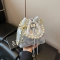 Sac seau élégant brodé bleu clair avec poignée en perles et bandoulière dorée - Argent