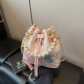 Sac seau brodé rose avec poignée en perles et motifs floraux de style chinois traditionnel - Carpe Koi Rose