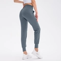 Damen Sporthose in Nebelblau mit hoher Taille, Seitentaschen und Rippbündchen - S / Dunstblau