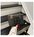 Detalle del bolso de caja gris oscuro texturizado con emblema HB dorado y cadena - Negro