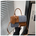 Detalle del bolso bandolera bicolor en cuero marrón y paneles de textura de lana gris - Marrón