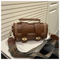 Sac Boston vintage marron avec rivets dorés et bandoulière large à motif ethnique coloré - café