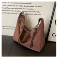 Minimalistische große dunkelbraune Wildleder-Hobo-Tasche mit breitem Schultergurt - Kaffeebraun