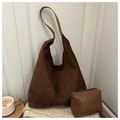 Vue détaillée du lot de sacs en daim marron avec grand sac cabas et petite pochette zippée - Style Simple / café
