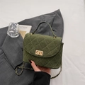 Grüne gesteppte Wildleder-Handtasche mit goldenem Drehverschluss und eleganter Kette - Grün