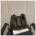 Détail d'un sac cabas à imprimé léopard avec anses en cuir tressé vert olive - Sans Pendentif / Vert