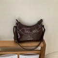 Bolso bandolera de ecocuero marrón oscuro con cadena plateada y correa ajustable - Café grande