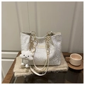 Detail der weißen gesteppten Shopper-Tasche mit Goldkette und weichem Wolkenanhänger - Weiß Mit Anhänger