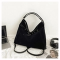 Dettaglio macro della grande borsa tote in pelle scamosciata nera con manici in pelle - Nero