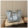 Détail du cabas bleu clair avec motifs d'étoiles en relief et poignées en anneaux dorés - Bleu sans pendentif