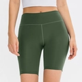 Pantaloncini da yoga verde oliva a vita alta con tasche laterali e vestibilità slim - S / Verde Militare Chiaro