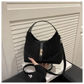 Détail du sac à main en daim noir et cuir avec boucle métallique dorée et poignée de transport - Noir