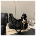 Detailopname van zwarte hobo-tas met teddybeer-hanger op beige wollen stof - Zwart Met Hanger (6610-MC)