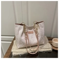 Détail du sac fourre-tout crème avec texture gaufrée et élégante chaîne dorée - Rose Sans Pendentif