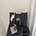 Elegante borsa tote nera con cuciture a contrasto, logo M dorato e sciarpa di seta - Nero