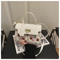 Elegante borsa a tracolla bianca in ecopelle con stampa ciliegia e chiusura dorata - Bianco