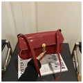 Bolso de hombro minimalista en cuero sintético rojo con cierre giratorio dorado - Rojo