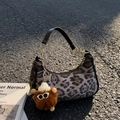 Borsa a mezzaluna leopardata in peluche con manico in pelle e ciondolo a mostro - Con Ciondolo / Leopardo Nero