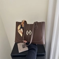 Borsa tote in pelle marrone con dettaglio foulard in seta e logo M su sfondo minimalista - Marrone Scuro