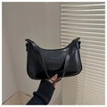 Détail du sac sous l'aisselle en similicuir noir brillant avec lettrage embossé - Noir