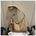 Detail van beige suède hobo tas met verstelbare riem en schattige teddybeer hanger - Khaki Met Hanger (6610-MC)