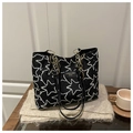 Gros plan détaillé de la broderie étoile sur un sac cabas tendance noir et blanc - Noir Sans Pendentif