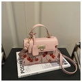 Borsa a tracolla rosa con stampa di ciliegie e chiusura metallica dorata elegante - Rosa