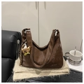 Detail van bruine vintage lederen hobo-tas met een schattige pluche beer sleutelhanger - Koffie Met Hanger (6610-MC)