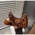 Detail der hobo-tasche mit leopard-print, goldkette und plüschigem anhänger - Braun (Mit Anhänger)