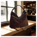 Borsa tote in finto camoscio marrone scuro con fibbia metallica al caffè - caffè