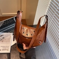 Bolso hobo vintage marrón con remaches, gran capacidad y correas de hombro - Marrón