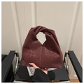 Dettaglio della borsa tote bordeaux con stampa leopardata e manico intrecciato in pelle - Rosso