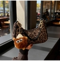 Leopard-Halbmondtasche mit Pelz-Monster-Anhänger und schwarzem Leder-Schultergurt - Schwarz (Mit Anhänger)