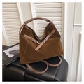 Grande borsa tote in pelle scamosciata marrone scuro con manici in pelle su panca - Marrone