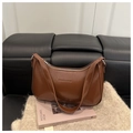Détail du sac à main en cuir PU marron avec relief Fashion & Bags et fermeture éclair - Fauve