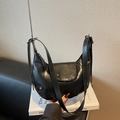 Bolso medialuna negro con tachuelas plateadas y correa ajustable en cuero sintético - Negro