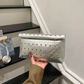 Bolso de mano plateado con remaches metálicos y diseño plegable para un estilo moderno - Plateado