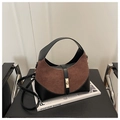 Sac à main demi-lune en daim marron et cuir noir avec un fermoir rotatif métallique - café