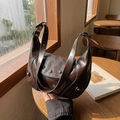Bolso bajo el brazo vintage de cuero charol marrón oscuro con remaches plateados - café