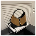 Détail du sac hobo bicolore en daim marron et cuir noir avec fermoir métallique - Marron