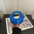 Borsa a mezzaluna blu metallizzato in acrilico con trama a onde e manico a nodo dorato - Blu