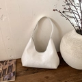 Elegante bolso hobo blanco de media luna con textura fina y logo plateado en base madera - Blanco