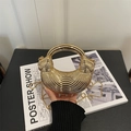 Borsa da sera dorata in acrilico con strisce testurizzate e manico in metallo elegante - Oro