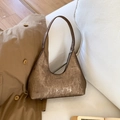 Détail d'un sac hobo bronze métallisé avec texture verticale et fermeture éclair argentée - Marron