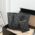 Schwarzes Shopper-Set mit Kleeblatt-Print und kleiner Tasche in einer Geschenkbox - Schwarz