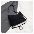 Détail du sac bandoulière en suédine noire avec surpiqûres blanches et boucle dorée - Noir
