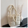 Minimalistische crèmekleurige gewatteerde shopper met dubbele handvatten voor de winter - Wit