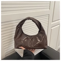 Bolso de hombro en charol café oscuro con acabado brillante y diseño de asa retorcida - café