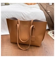 Grand sac cabas en cuir marron avec poignées et logo de mode sur sol en bois - Marron