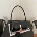 Minimalistische schwarze Lackleder-Schultertasche mit Glanzfinish und Goldschließe - Schwarz